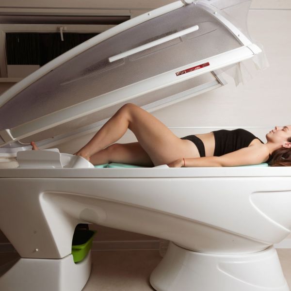 Žena postupuje procedúru Cocoon Infra Spa